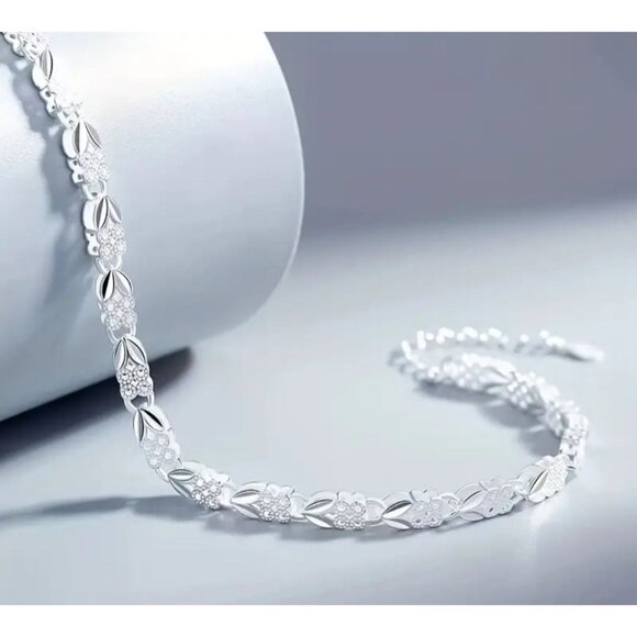 Women's Four-leaf Clover Silver Color Bracelet Gift - Picture 3 of 6